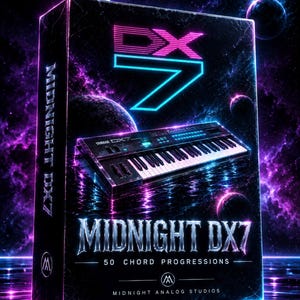 Może przedstawiać: Prostokątne pudełko produktu Midnight DX7 50 Chord Progressions z grafiką syntezatora Yamaha DX7. Projekt zawiera neonowy różowy i niebieski tekst na tle ciemnej przestrzeni kosmicznej z planetami, mgławicami i odbijającą światło powierzchnią.