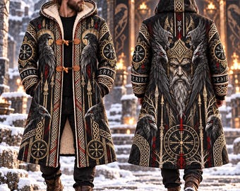 Peut inclure: Un long manteau à capuche avec une base noire ornée de motifs nordiques complexes en or et rouge, d'illustrations de corbeaux et de symboles circulaires. Le manteau possède une doublure en polaire crème et deux fermetures à bascule marron.