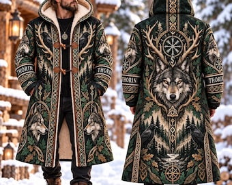 Può includere: Un lungo cappotto con cappuccio caratterizzato da un motivo boschivo verde scuro e marrone con illustrazioni di lupi e corvi, intricati motivi a intreccio e il nome THORIN stampato sulle maniche. Il cappotto ha una fodera in pile color crema.