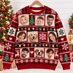 Könnte beinhalten: Ein rot-schwarz karierter Strickpullover mit einem Muster aus weißen Schneeflocken, grünen Weihnachtsbäumen und weißen Rentieren. Der Pullover enthält acht quadratische Fotorahmen mit Porträts von Personen und zwei Hunden.