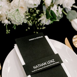 Gedruckte Platzkarten für Servietten - Moderne Tischkarten für Servietten - Minimalistische Hochzeitsdeko - Moderne Schwarz-Weiß-Hochzeit - 24er-Set