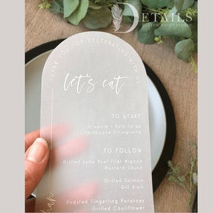 Menù per matrimonio a forma di arco, menù in pergamena a forma di arco, menù stampati, carta traslucida, menù con inchiostro bianco, menù moderno, minimalista, set da 24