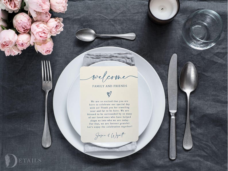 K&ouml;nnte beinhalten: Eine Hochzeitstafel mit einem wei&szlig;en Teller, Besteck und einer Willkommenskarte. Auf der Karte steht "welcome FAMILY AND FRIENDS" mit einem Herzsymbol. Rosa Rosen und eine Kerze sind ebenfalls zu sehen. Die Tischdecke ist dunkelgrau.