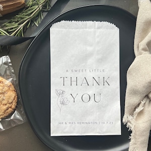 Recyclable Paper Wedding Favor Bags with Sweet Little Thank You message - Perfect for gifting your guests cookies and candy! 25pcs
