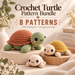 Puede incluir: Un gráfico digital titulado Crochet Turtle Pattern Bundle 8 PATTERNS PDF Patterns Amigurumi Set que muestra tres tortugas de ganchillo en diferentes colores, incluyendo una tortuga grande verde y naranja, una más pequeña amarilla y crema, y una tortuga diminuta de color crema.