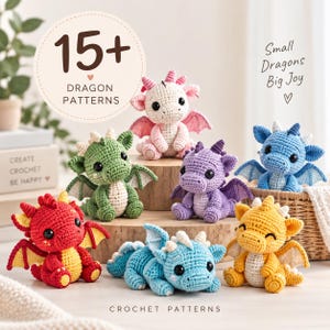 Puede incluir: Una colección de seis pequeños juguetes de dragón tejidos a ganchillo en colores rojo, verde, blanco, morado, azul y amarillo. La imagen incluye el texto 15+ DRAGON PATTERNS, Small Dragons Big Joy y CROCHET PATTERNS. Cada dragón tiene alas.