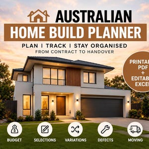 Op de afbeelding: Een digitale planner getiteld AUSTRALIAN HOME BUILD PLANNER met de tekst PLAN | TRACK | STAY ORGANISED FROM CONTRACT TO HANDOVER. Het bevat een bruine cirkelvormige badge met de tekst PRINTABLE PDF + EDITABLE EXCEL en vijf iconen voor BUDGET, SELECTIONS, VARIATIONS, DEFECTS en MOVING.