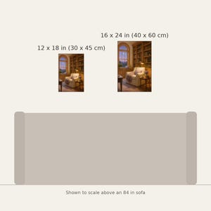 Puede incluir: Dos impresiones de arte mural rectangulares que representan una escena de biblioteca con un sill&oacute;n, etiquetadas con dimensiones de 30 x 45 cm y 40 x 60 cm, colocadas sobre una ilustraci&oacute;n de sof&aacute; beige de 84 pulgadas.