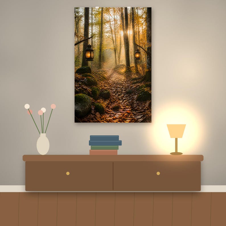 K&ouml;nnte beinhalten: Ein rechteckiger Wandkunstdruck, der einen mit Herbstlaub bedeckten Waldweg zeigt, mit zwei h&auml;ngenden Laternen, die im goldenen Sonnenlicht leuchten, das durch die hohen B&auml;ume und moosbedeckten Felsen am Wegesrand f&auml;llt.