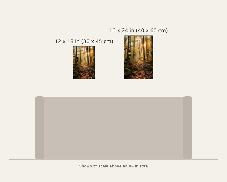 K&ouml;nnte beinhalten: Zwei rechteckige Wandbilder mit einem Waldweg und Laternen, erh&auml;ltlich in 30 x 45 cm und 40 x 60 cm, ma&szlig;stabsgetreu &uuml;ber einem 84-Zoll-Sofa dargestellt. Die Bilder zeigen warmes, goldenes Licht, das durch die B&auml;ume f&auml;llt.