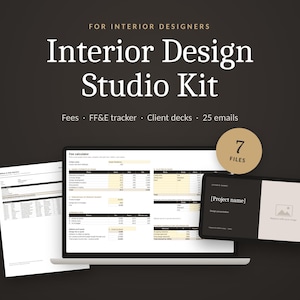 Op de afbeelding: Een Interior Design Studio Kit met digitale sjablonen, inclusief een laptop met een spreadsheet voor tariefberekening, een geprint document en een presentatiedia met de tekst Project name. Een ronde badge geeft aan dat er 7 bestanden zijn.