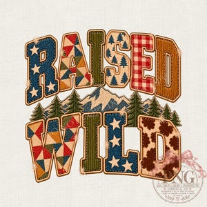 Puede incluir: Un diseño gráfico con el texto RAISED WILD en letras de bloque con varios patrones que incluyen estrellas, cuadros, triángulos y árboles. Detrás del texto hay una cordillera con pinos verdes y el diseño tiene un efecto de borde cosido.