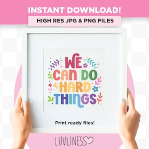 以下が含まれることがあります： カラフルな文字と花のアクセントで「WE CAN DO HARD THINGS」と書かれた額入りのプリント。明るい青色のマニキュアを塗った手でプリントが持たれています。上部のバナーには「INSTANT DOWNLOAD! HIGH RES JPG & PNG FILES」と書かれています。下部には「Print ready files!」と「LUVLINESS」と書かれています。