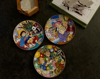 Ensemble de trois assiettes de collection Carol Lawson : 1985, 1986, 1987