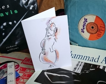 Músico baixista de jazz em pé, cartão de felicitações em branco