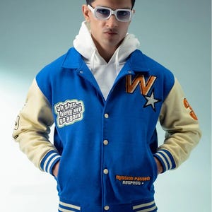 Y2K blaue Letterman-Jacke, San Andreas Patch Varsity Bomberjacke, Gaming-Streetwear im Vintage-Stil