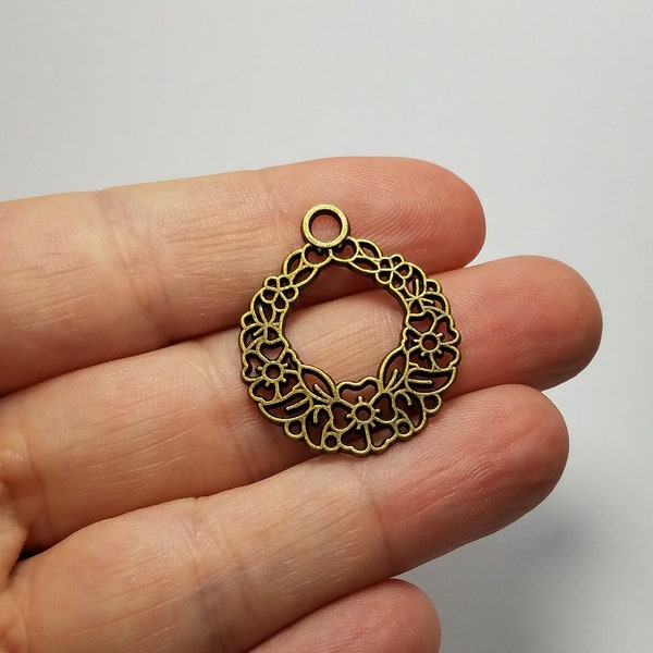Gold Wreath Charms, 3 Antiqued Gold Wreath Charms, Wreath Charms, Antiqued Gold Wreath Pendant