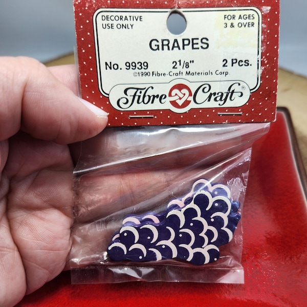 Grape Wood Pieces Painted, Fibre Craft Grapes