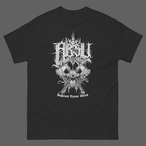 Puede incluir: Una camiseta negra de manga corta con un estampado gráfico blanco en el pecho. El diseño muestra el texto ABSU en una fuente estilizada sobre un casco central flanqueado por dos hachas cruzadas, con el texto Highland Tyrant Attack debajo.