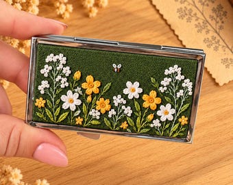 Handbestickter Wochen-Pillenorganizer aus Leinen, 7-Tage-Reise-Vitaminetui (personalisierbar)