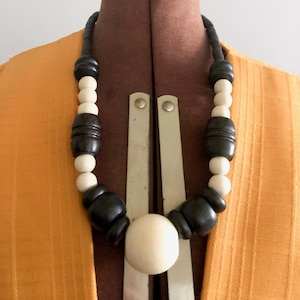 Waverly Black and White Necklace | Wooden Bead 1960&#39;s Necklace