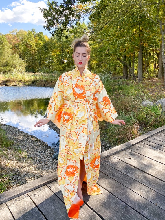 1970s Vintage Sunshine Floral Crepe Kimono lined i