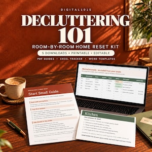 Puede incluir: Un kit digital de organización que incluye una computadora portátil con una hoja de cálculo, una guía de inicio impresa y una tarjeta de instrucciones de cocina. El texto dice Decluttering 101 Room-by-Room Home Reset Kit, 5 Downloads, Printable + Editable, PDF Guides, Excel Tracker, Word Templates.