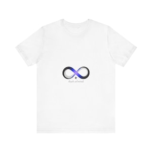 Pode incluir: Uma t-shirt branca de manga curta com um gráfico central de um símbolo de infinito com um gradiente azul e preto. Abaixo do símbolo encontra-se um pequeno ícone de estrela de quatro pontas e o texto thynk unlimited em fonte preta.