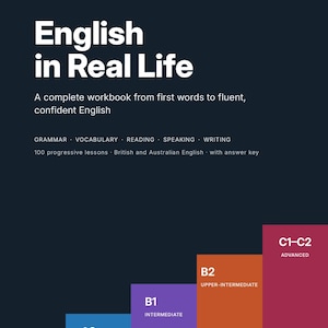 以下が含まれることがあります： English in Real Lifeというタイトルの濃紺の学習用ワークブックで、サンプル版のラベルが付いています。表紙には、100の段階的なレッスン、文法、語彙、リーディング、スピーキング、ライティングに関するテキストと、カラフルな階段状のグラフィックが描かれています。