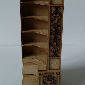 Mobiletto angolare in miniatura per casa delle bambole, scala 1/24, in stile Art Déco e Art Nouveau.