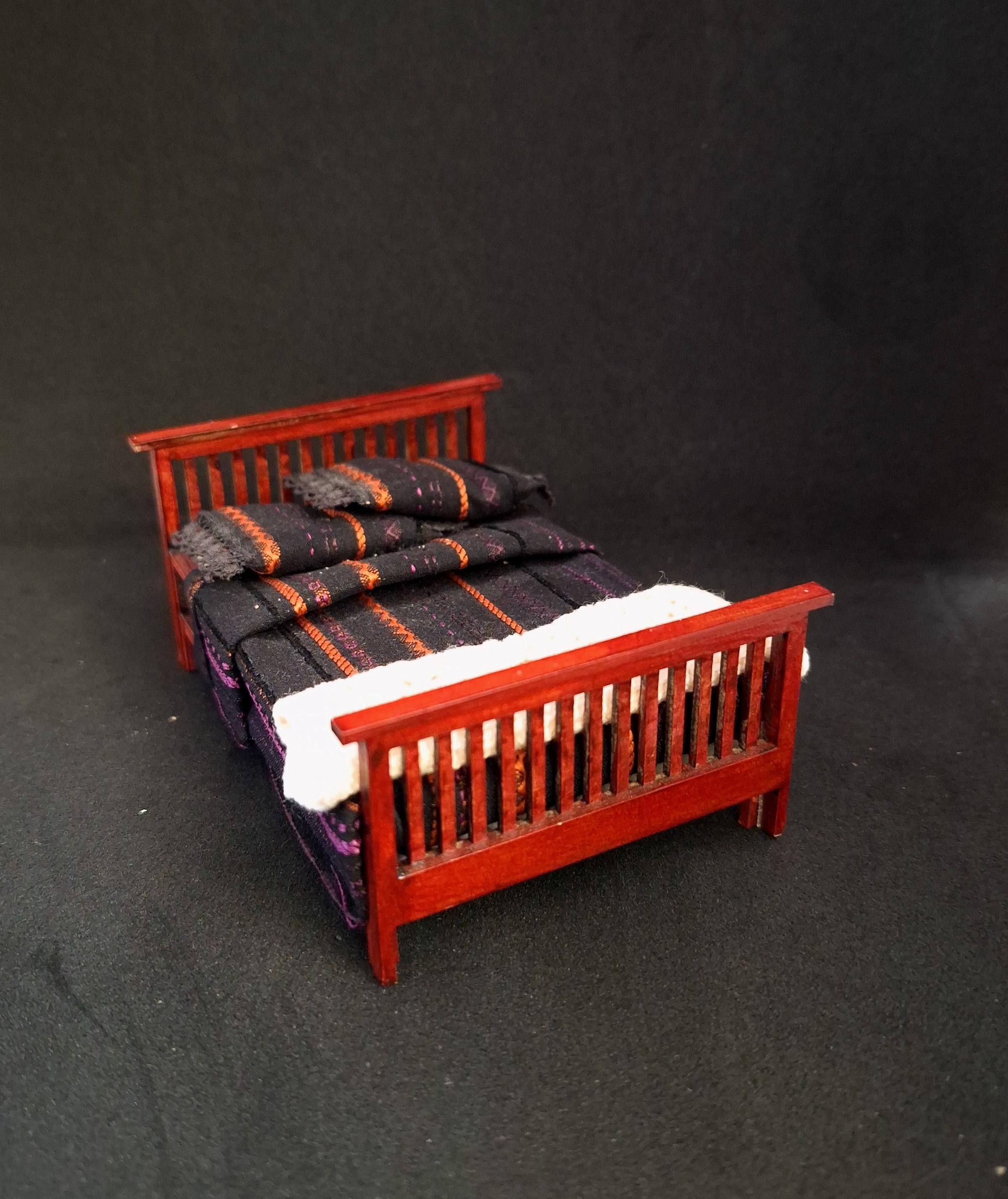 Letto A Slitta In Mogano Per Casa Delle Bambole – Scala 1:12, Dolls House Emporium 4138