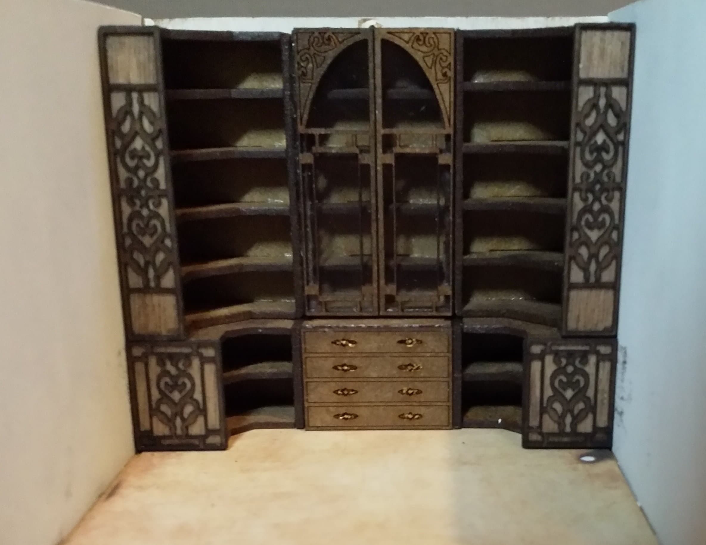 Dollhouse miniature complete shop invertaris 1/48 quarter scale in Art Deco, Art nouveau.