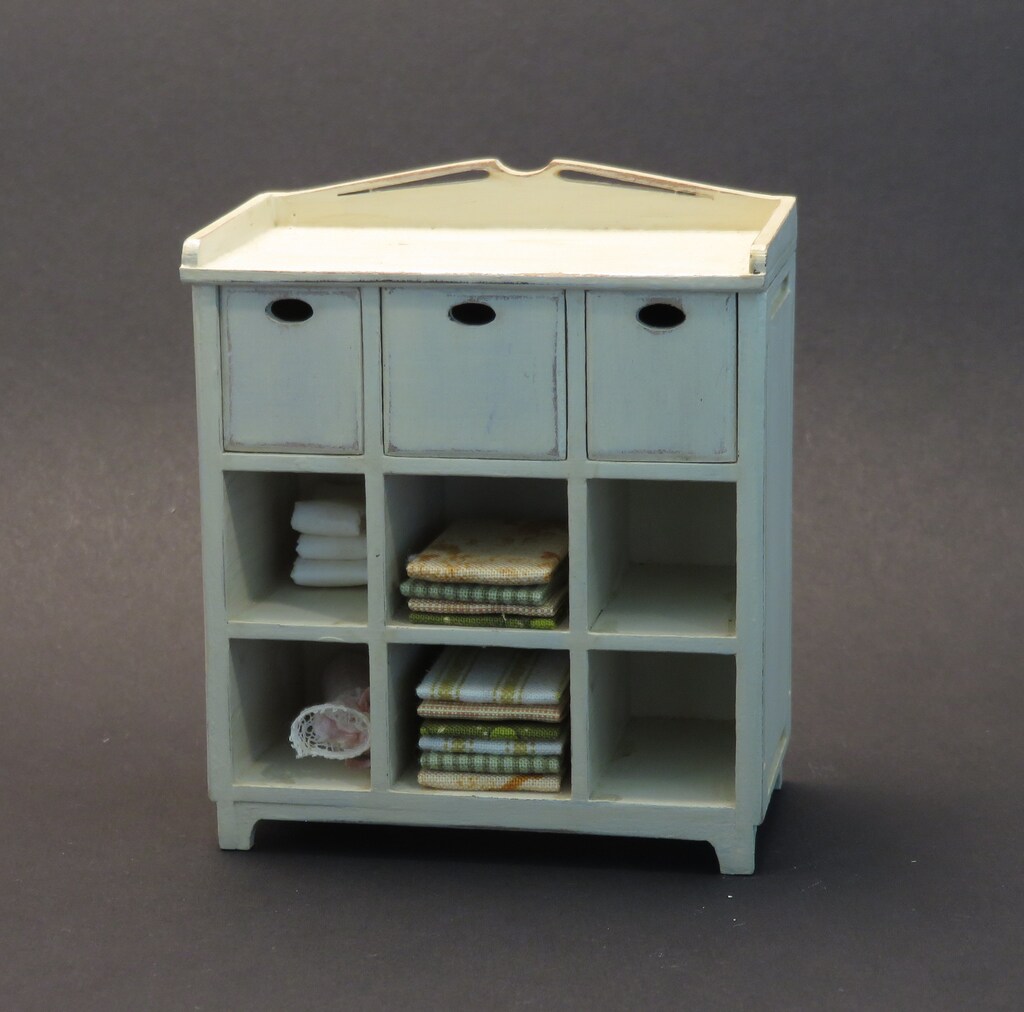 Set Mobili In Miniatura Per Casa Delle Bambole – Scala 1/12 – Letto, Sedia, Carrozza, 5 Pezzi In Legno Rosso E Bianco