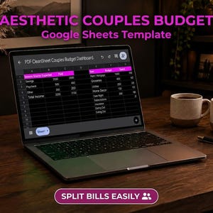 Op de afbeelding: Een laptop met een Google Sheets budgetsjabloon genaamd PDF CleanSheet Couples Budget Dashboard met kolommen voor inkomsten en uitgaven. Het scherm toont de tekst AESTHETIC COUPLES BUDGET Google Sheets Template en SPLIT BILLS EASILY.