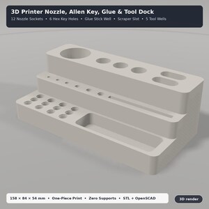 Puede incluir: Un organizador de herramientas para impresora 3D gris claro con 12 orificios para boquillas, 6 para llaves hexagonales, un hueco para pegamento, una ranura para rascador y 5 compartimentos. Texto: 3D Printer Nozzle, Allen Key, Glue & Tool Dock, 158 x 84 x 54 mm.