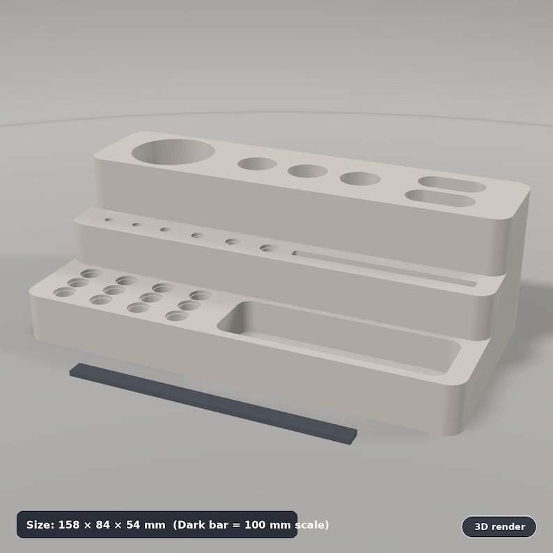 Puede incluir: Un organizador de escritorio escalonado de color gris claro con m&uacute;ltiples aberturas circulares y rectangulares para almacenamiento. La unidad mide 158 x 84 x 54 mm, con una barra oscura que indica una escala de 100 mm. Render 3D.