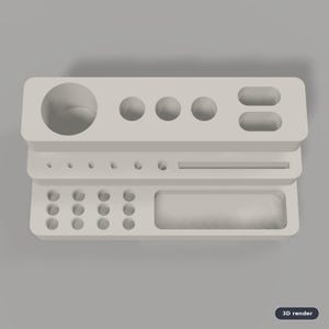 Puede incluir: Un organizador de escritorio gris claro con un dise&ntilde;o escalonado y varios recortes circulares y rectangulares. El nivel superior tiene un orificio circular grande, tres orificios circulares medianos y dos ranuras ovaladas. El nivel medio tiene seis orificios circulares peque&ntilde;os y una ranura rectangular larga. El nivel inferior incluye doce orificios circulares peque&ntilde;os y una bandeja rectangular grande.