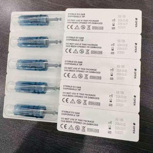 Puede incluir: Cinco puntas desechables esterilizadas con gas EO en blísteres de plástico transparente con reverso de papel blanco. Cada paquete incluye texto impreso en negro, como K8-18N, fechas de caducidad, lote G030201 y símbolos de seguridad médica.