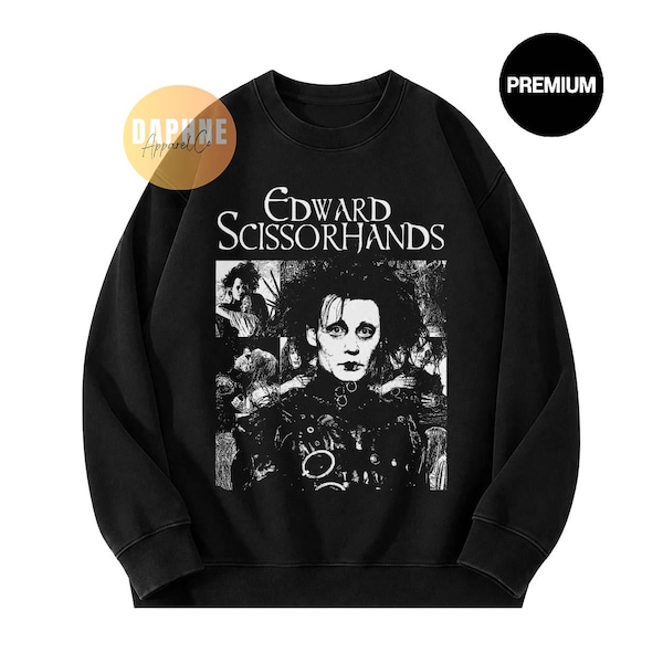 Könnte beinhalten: Ein schwarzes Langarm-Sweatshirt mit Rundhalsausschnitt und einem weißen Grafikdruck von Edward Scissorhands. Das Design enthält den Text "Edward Scissorhands" über einer Collage aus schwarz-weißen Bildern der Figur. Ein "PREMIUM"-Kreis ist sichtbar.
