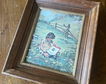 Litografía vintage de Marylle, niña leyendo entre flores, arte estadounidense de mediados de siglo (enmarcada).
