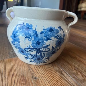 Olla de cerámica vintage Casey Pottery Marshall Texas torneada a mano, decoración de cocina rústica con cinta floral azul cobalto, olla para frijoles con dos asas