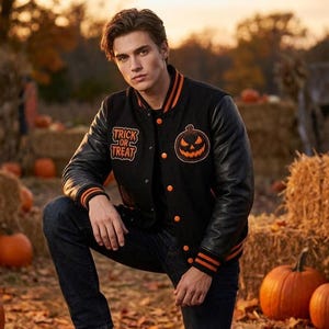Può includere: Una giacca varsity nera con bordi a coste a righe arancioni su colletto, polsini e orlo. La giacca presenta bottoni a pressione arancioni, una toppa a forma di zucca sul petto e un ricamo arancione con la scritta Trick or Treat.