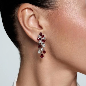 Orecchini in argento 925 con rubino a pera e moissanite multicolore da 18 carati e diamanti, testati in laboratorio.