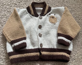Veste de baseball pour bébé tricotée à la main avec motif ours en peluche
