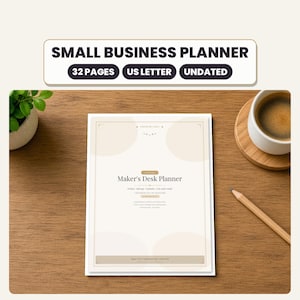 Könnte beinhalten: Ein Small Business Planner mit 32 Seiten im US-Letter-Format, undatiert. Der Einband ist cremefarben mit einem dünnen braunen Rand und enthält den Text Maker's Desk Planner, Orders, listings, markets, one cash week und Kleingedrucktes.