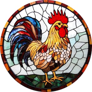以下が含まれることがあります： 赤い鶏冠と肉垂れ、青、赤、白の尾、黄色の体を持つ雄鶏を描いたステンドグラスの窓。雄鶏は緑と茶色の背景の上に立っている。