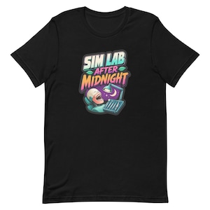 Puede incluir: Una camiseta negra con un estampado gráfico que incluye el texto SIM LAB AFTER MIDNIGHT. El diseño muestra a un personaje estilizado en un sillón dental con la boca abierta, una lámpara y herramientas dentales en tonos azules y rosas.