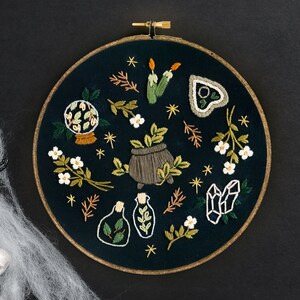 Garden Witch Embroidery Pattern. Beginner Embroidery pattern. Digital Download. 7" embroidery hoop. Gothic decor. Halloween Embroidery