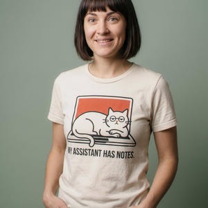 T-shirt met kattenassistent en notities, humoristisch thuiswerk-cadeau, cadeau voor kattenmoeders en -vaders afbeelding 3