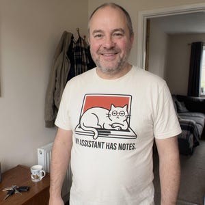 T-shirt met kattenassistent en notities, humoristisch thuiswerk-cadeau, cadeau voor kattenmoeders en -vaders afbeelding 2